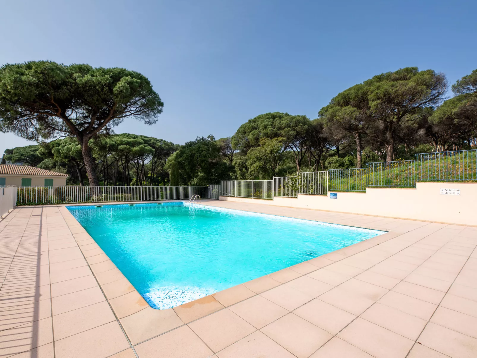 Les Pins Bleus - Draußen