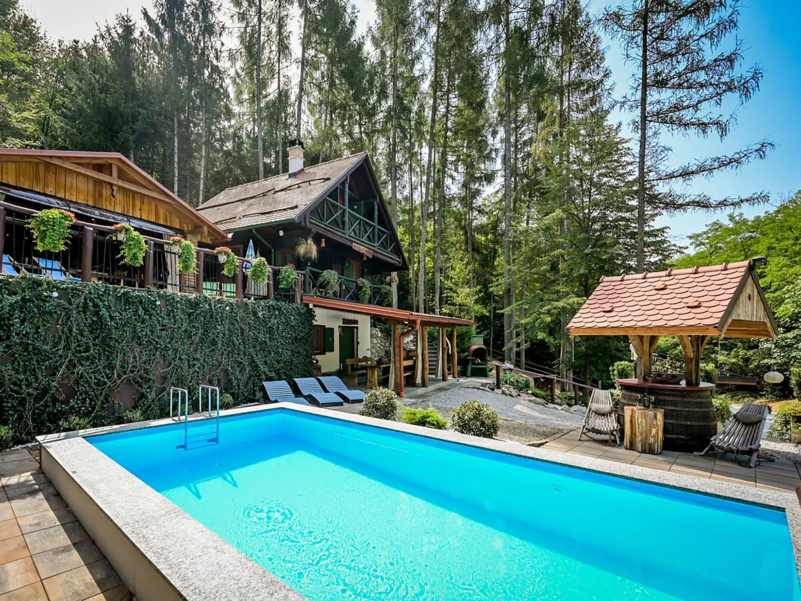 Pine Hill - Draußen