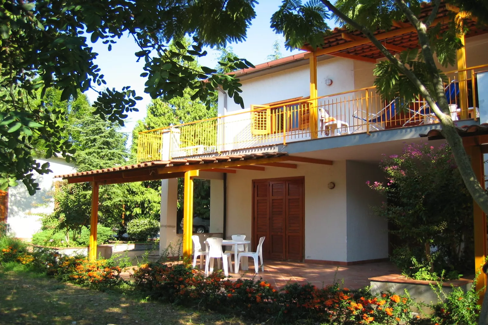 Casa Blu - Exterior in summer
