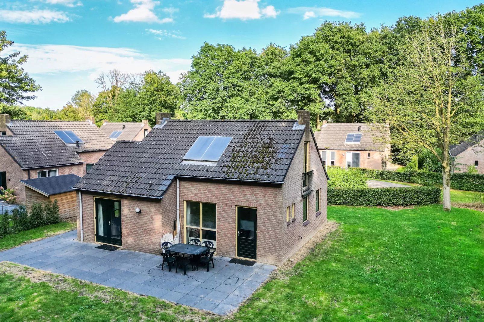 7 - Persoons Forest 217 Sauna Bungalow (copy) (copy) (copy) - Exterior in summer