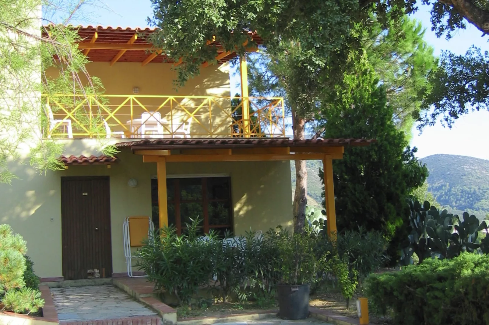 Casa Gialla - Exterior in summer