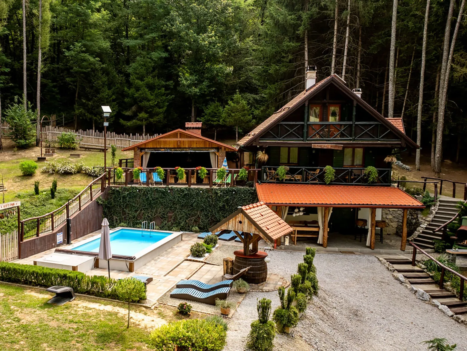 Pine Hill - Draußen