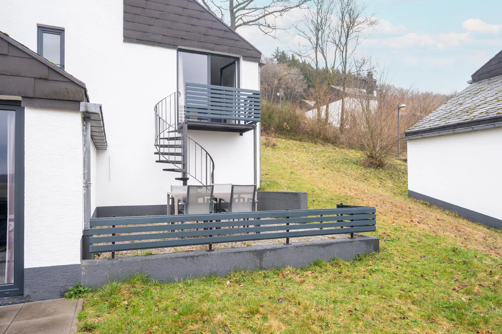 4P Standard - Exterior in summer