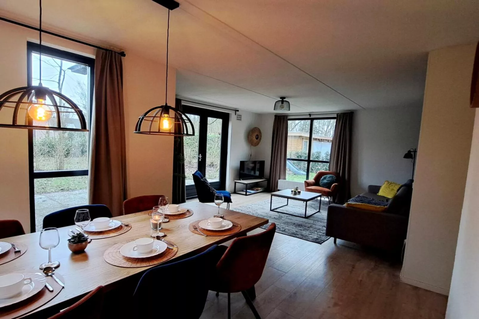 7 - Persoons Forest 217 Sauna Bungalow (copy) (copy) (copy) - Salle à manger