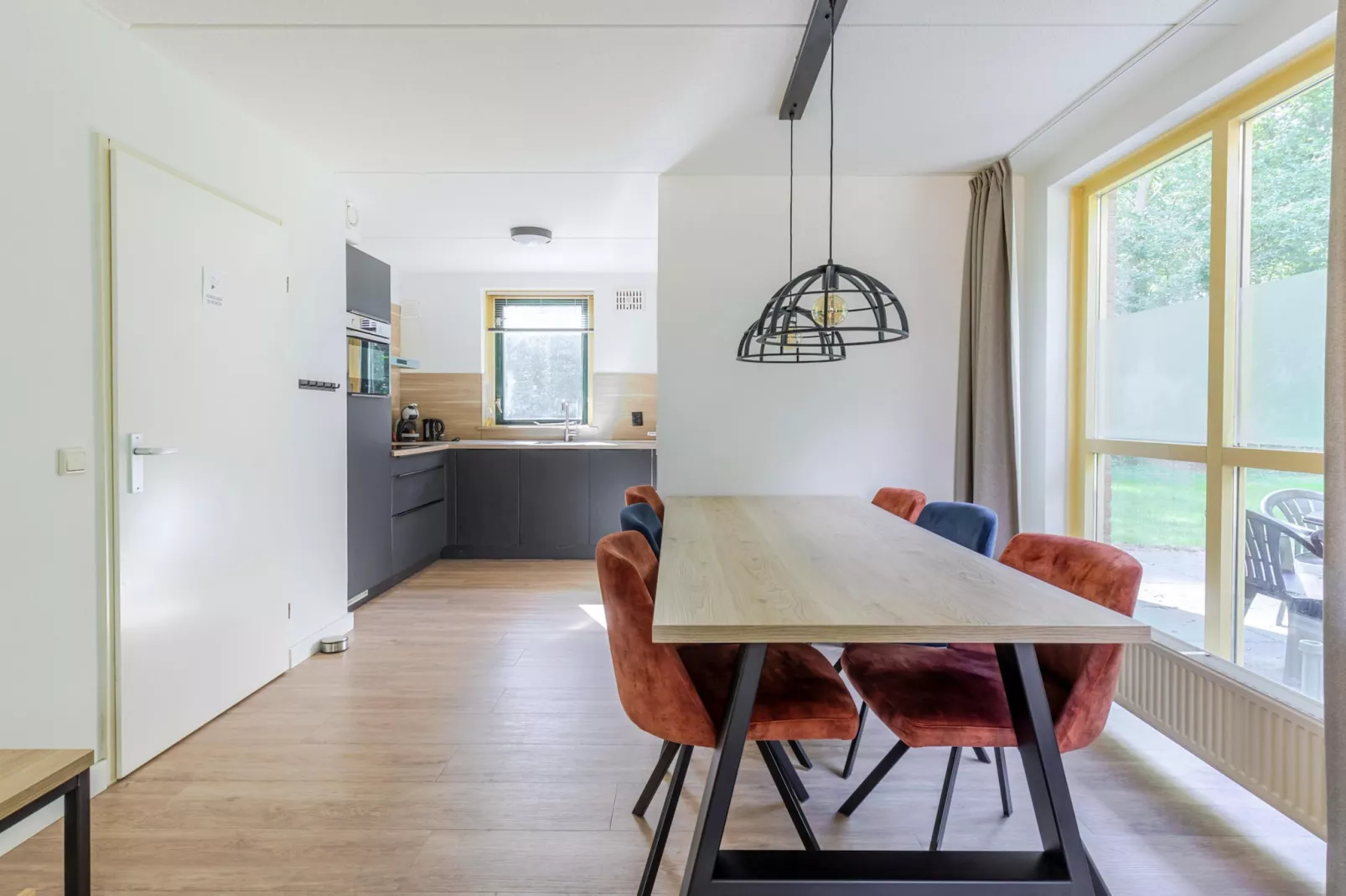 7 - Persoons Forest 217 Sauna Bungalow (copy) (copy) (copy) - Dining room