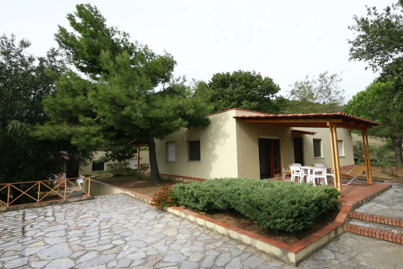 Casa Gialla - Exterior in summer