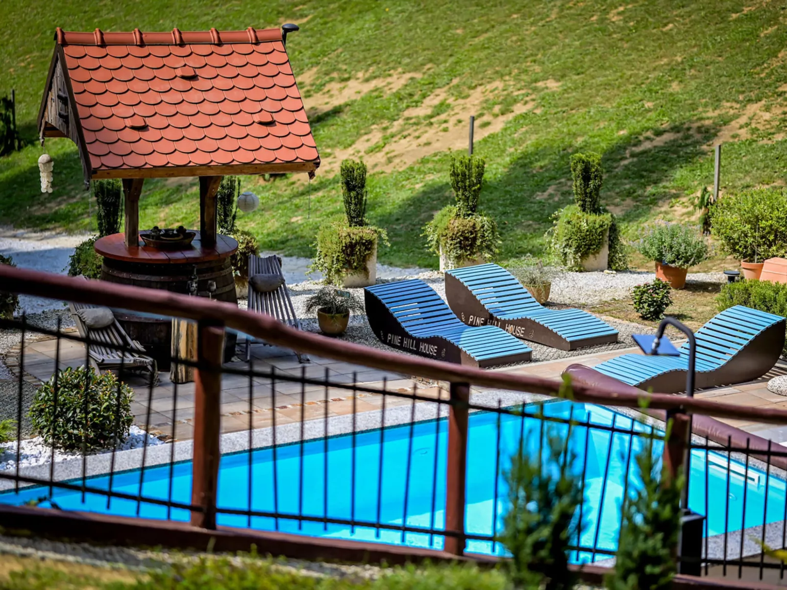 Pine Hill - Draußen