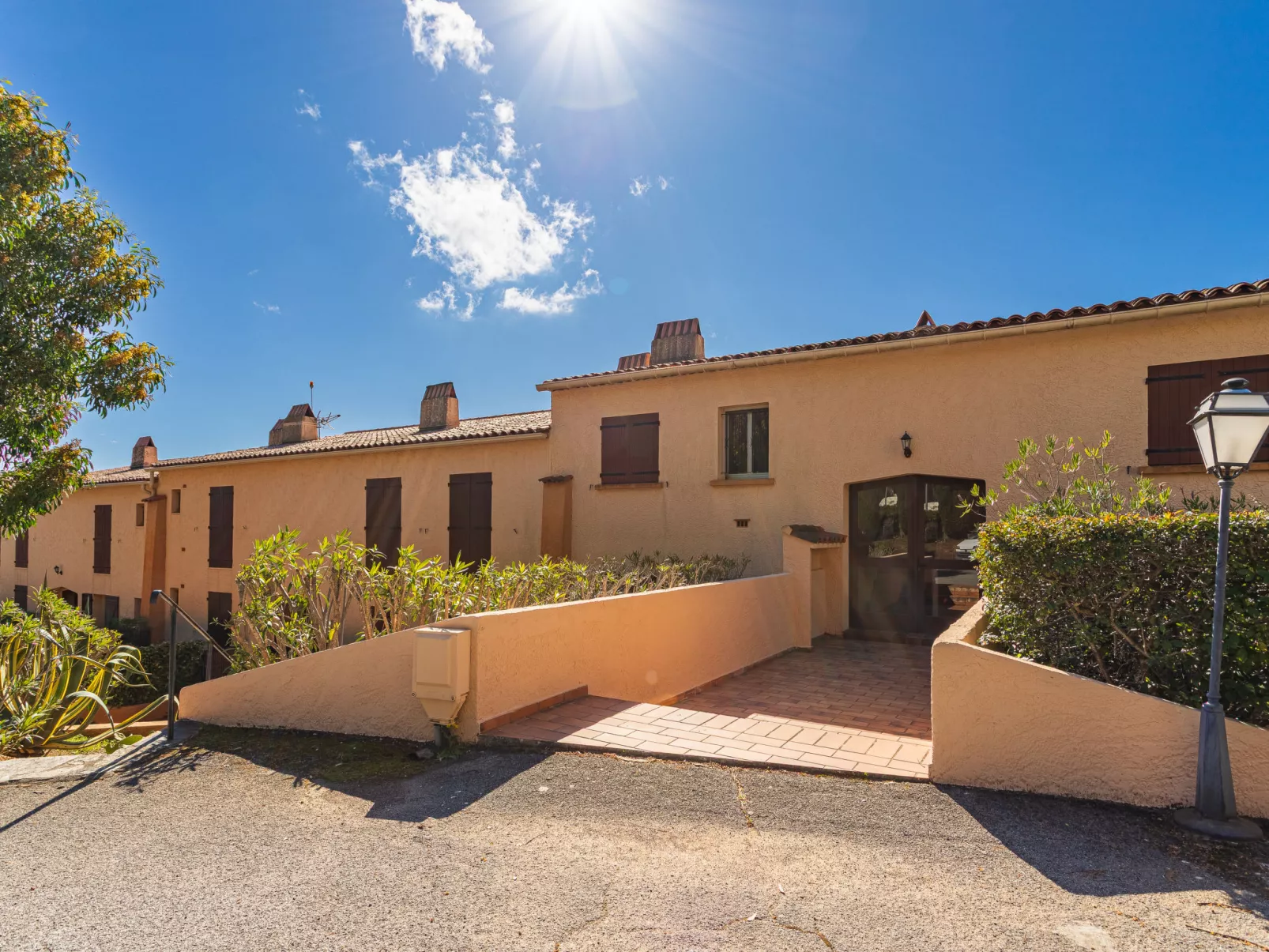 Des Moulins - Outside