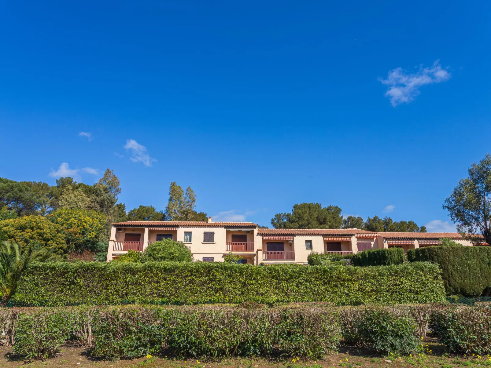 Des Moulins - Outside