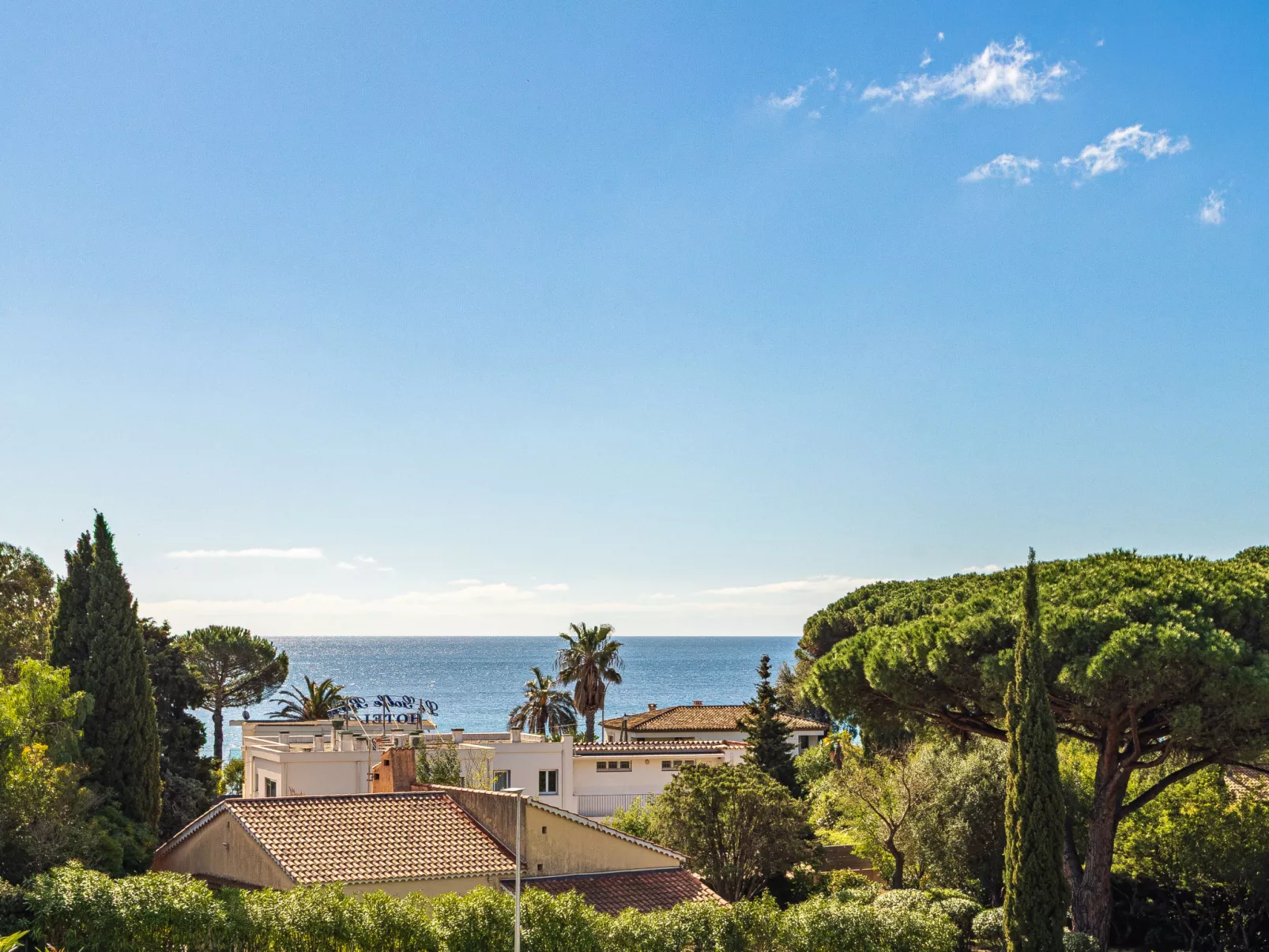 Des Moulins - Outside