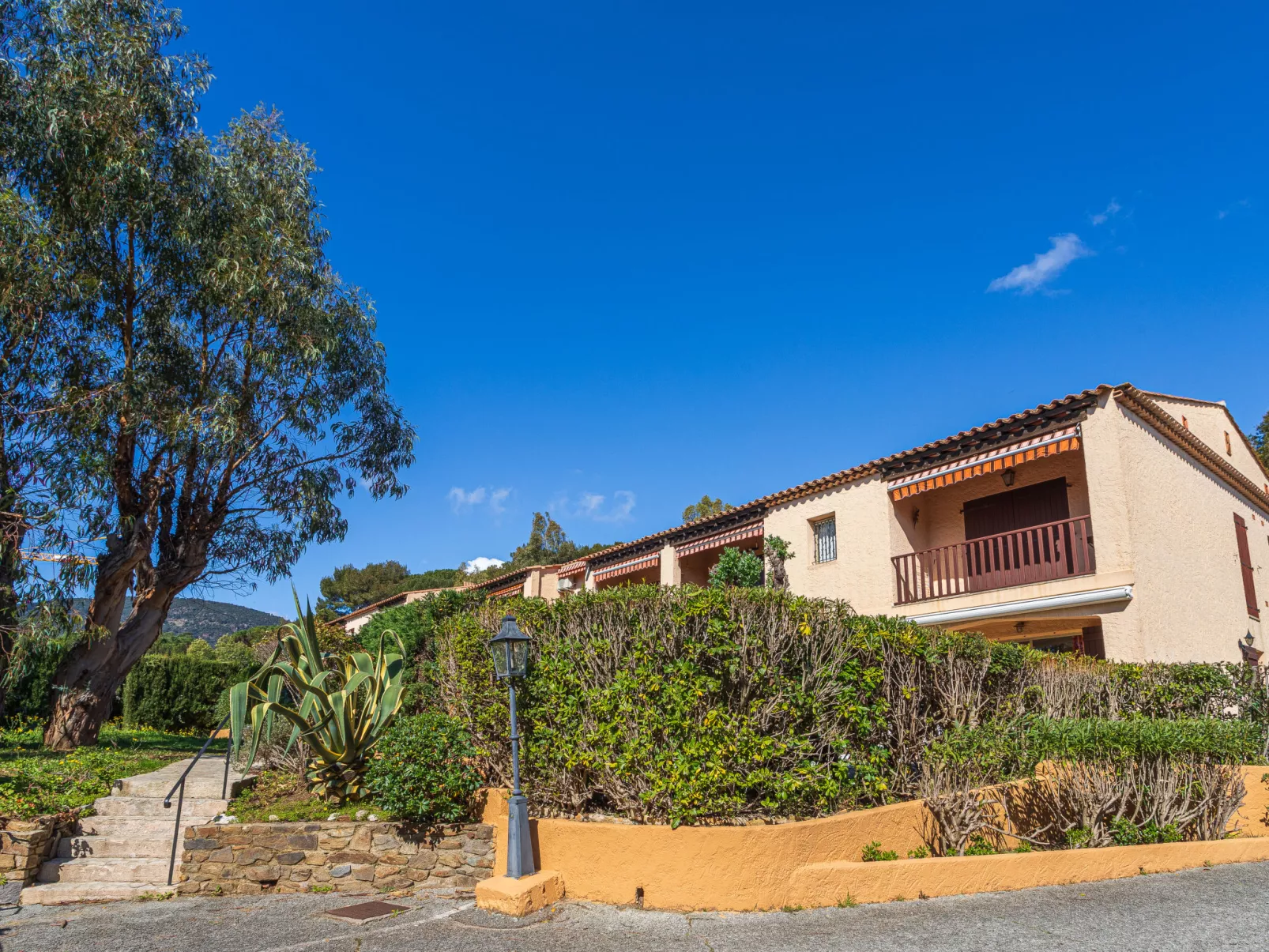 Des Moulins - Outside