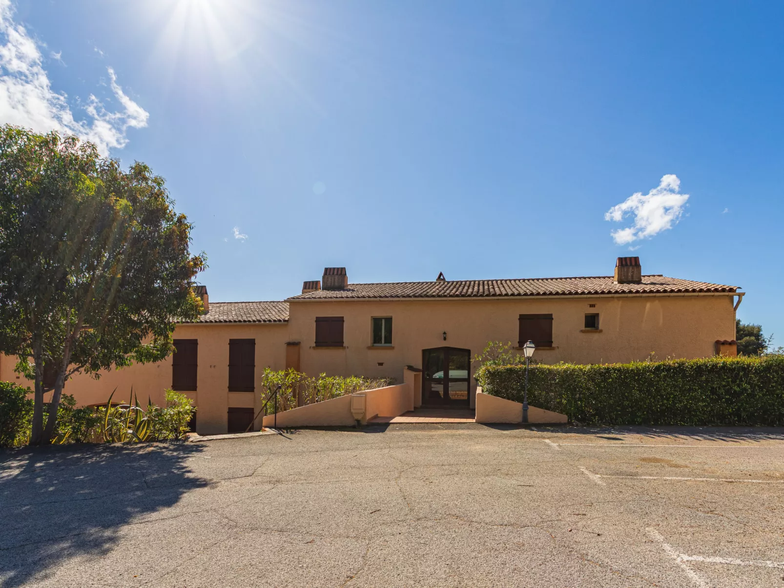 Des Moulins - Outside