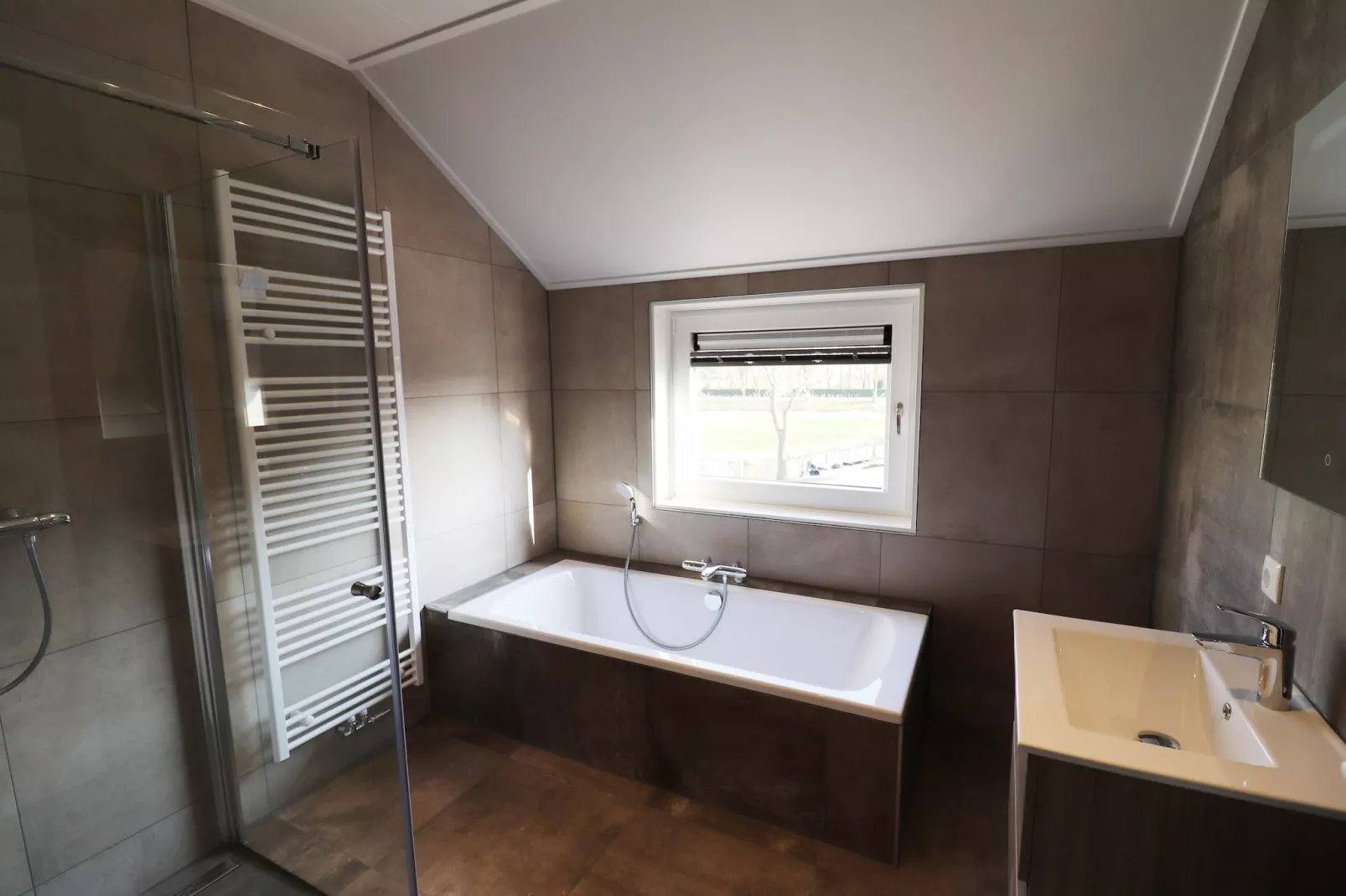 Moderne villa op het Friese platteland - Bathroom