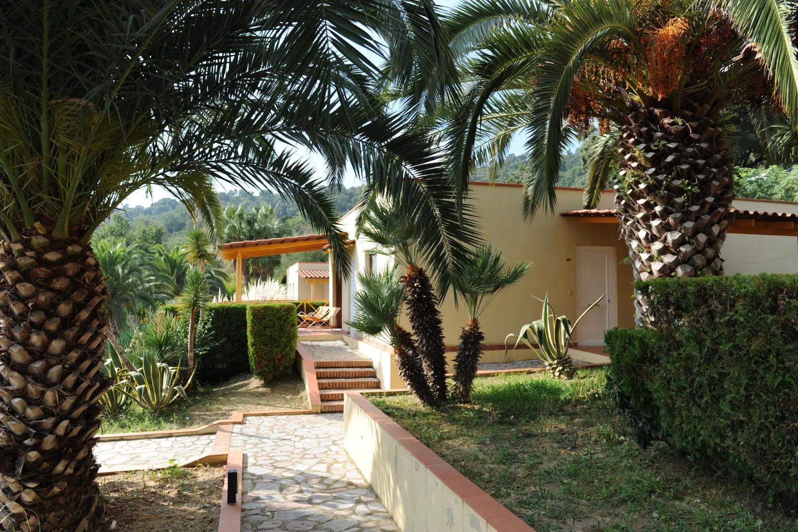 Casa Bella - Gardens in summer