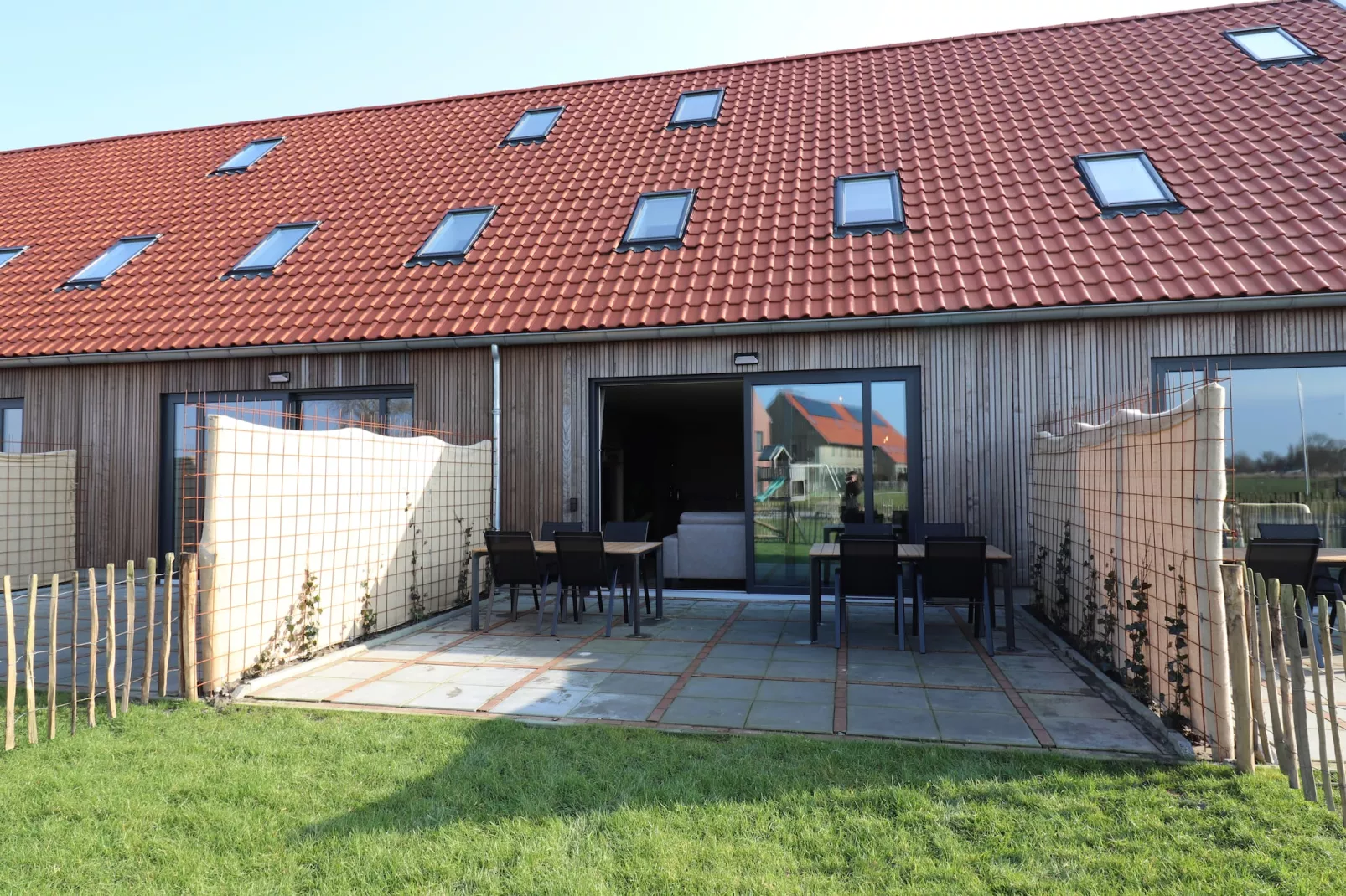 Moderne villa op het Friese platteland - Exterior in summer