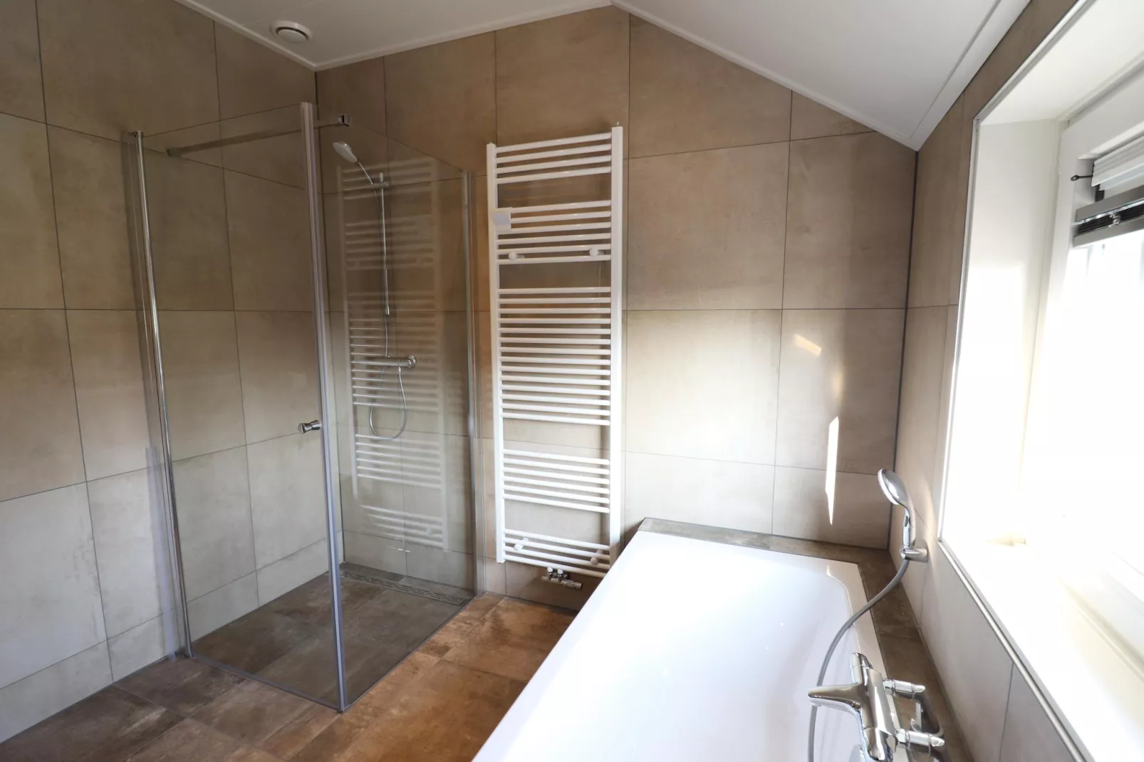 Moderne villa op het Friese platteland - Bathroom