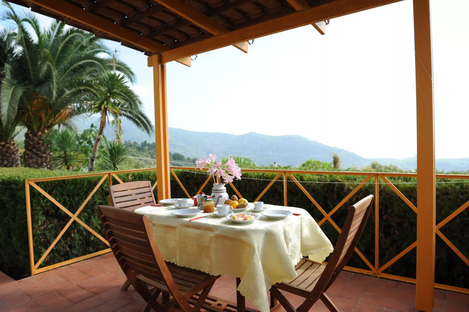 Casa Bella - Gardens in summer