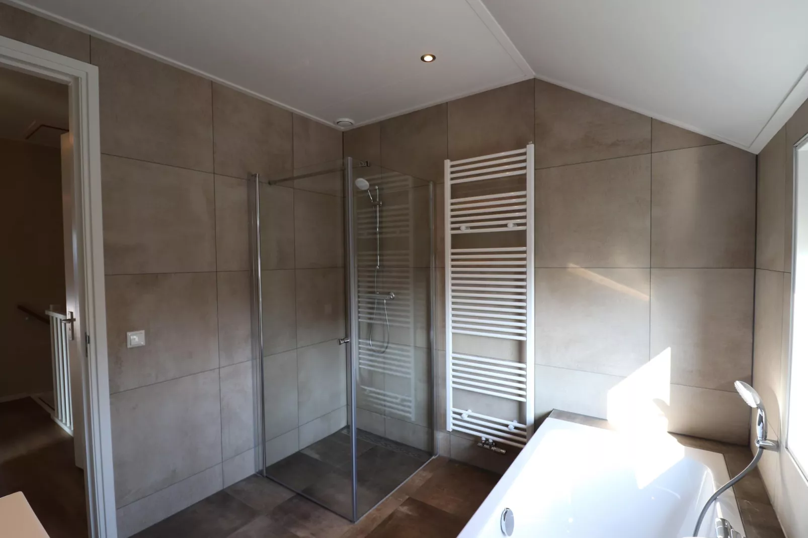 Moderne villa op het Friese platteland - Bathroom