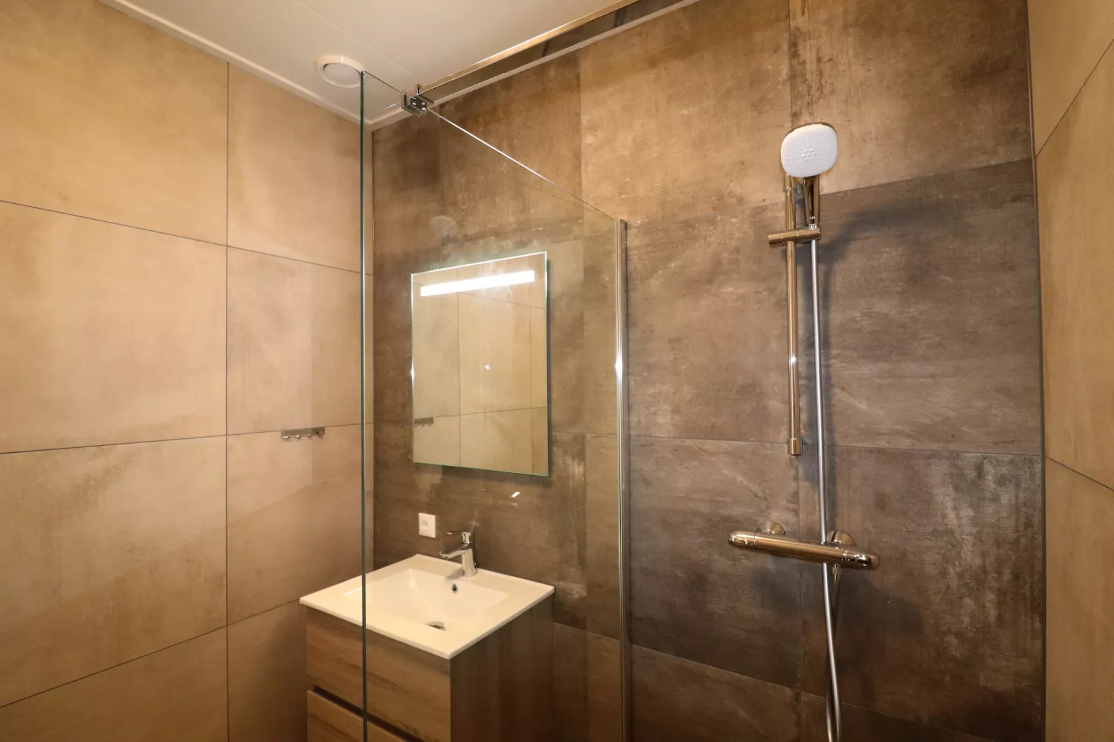 Moderne villa op het Friese platteland - Bathroom