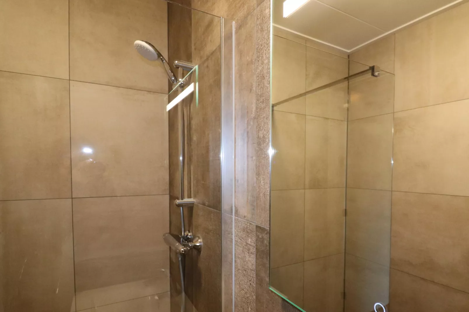 Moderne villa op het Friese platteland - Bathroom