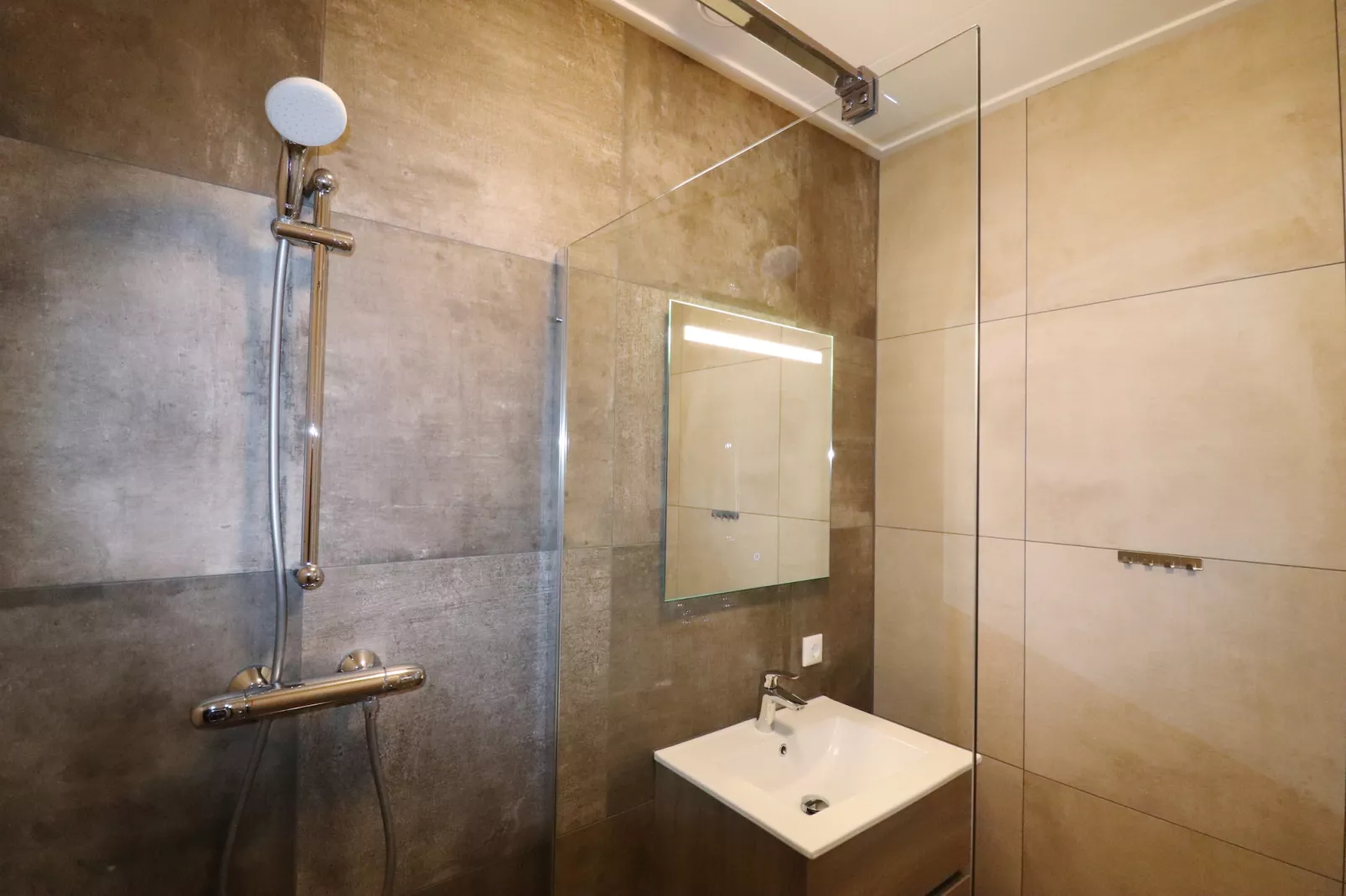 Moderne villa op het Friese platteland - Bathroom