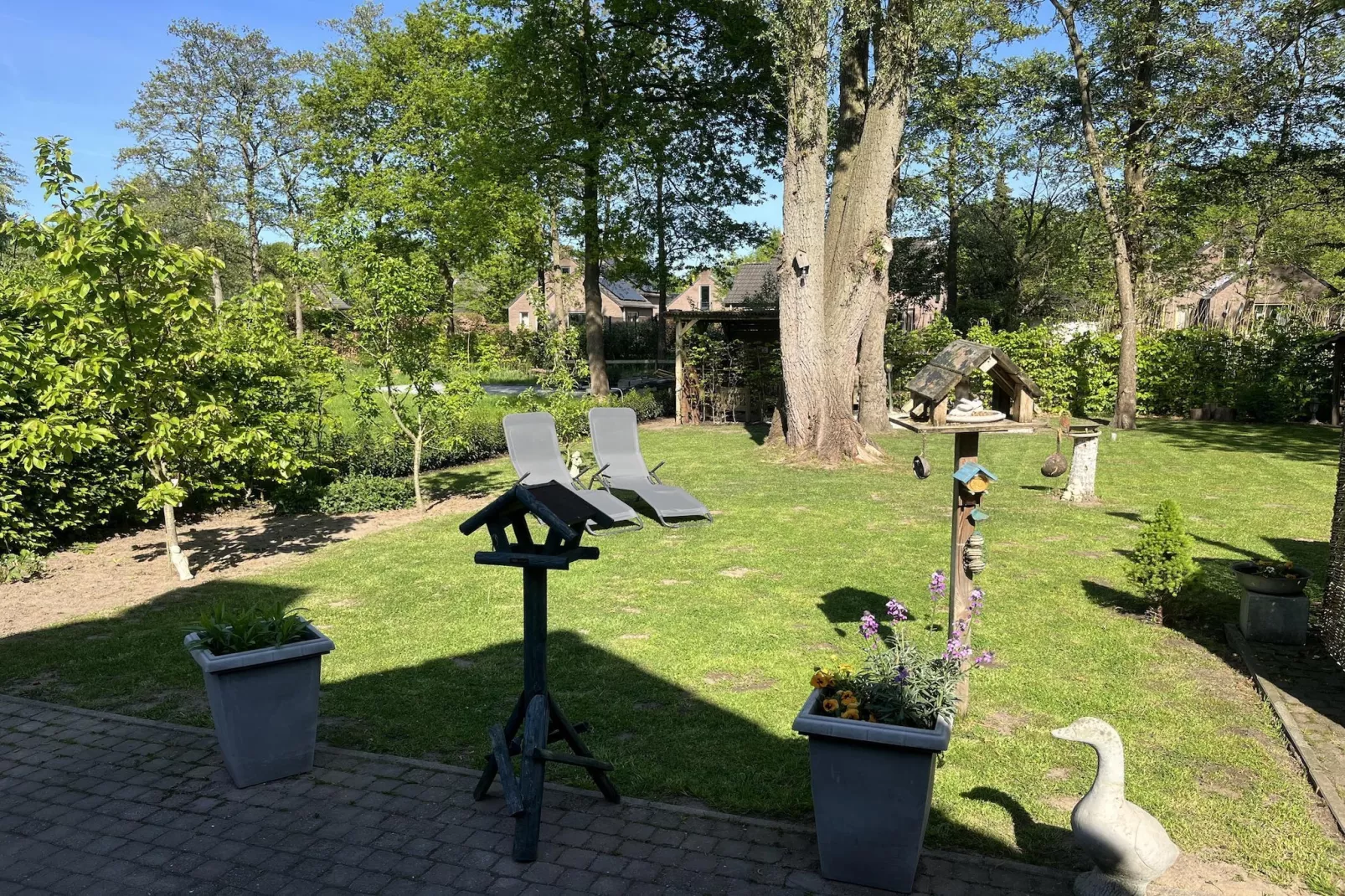 6 - Persons De Zingende Wilg - Jardins en été