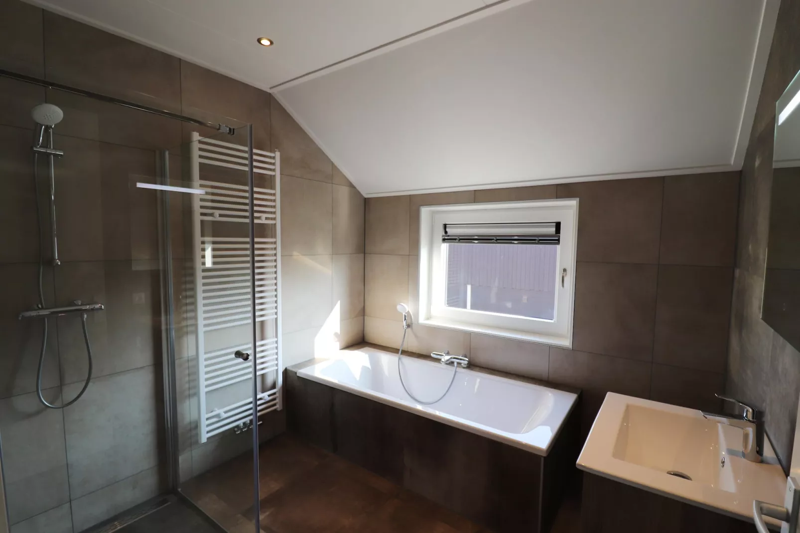 Moderne villa op het Friese platteland - Bathroom