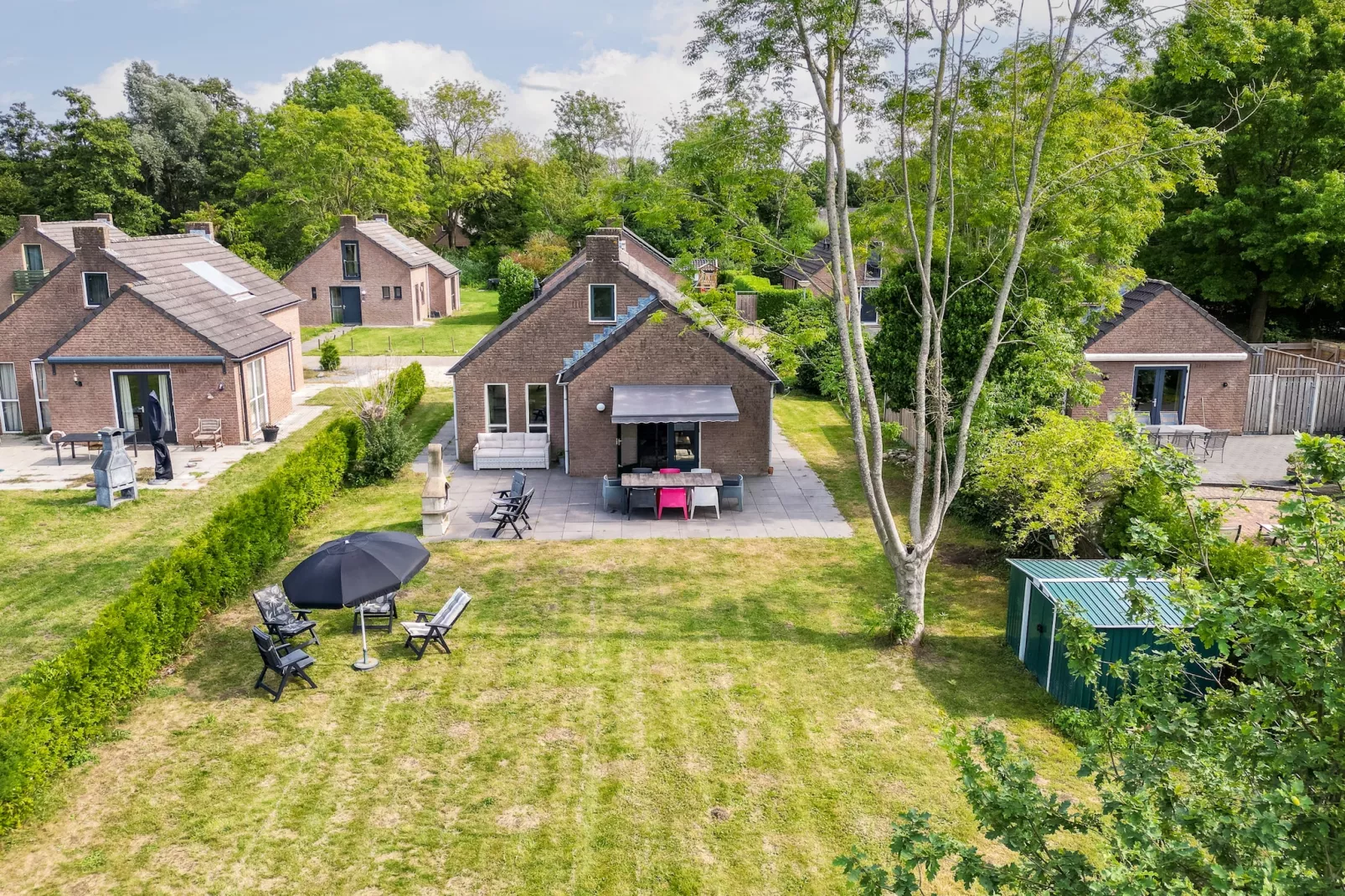 7 - Persoons Forest 217 Sauna Bungalow (copy) (copy) (copy) - Gardens in summer