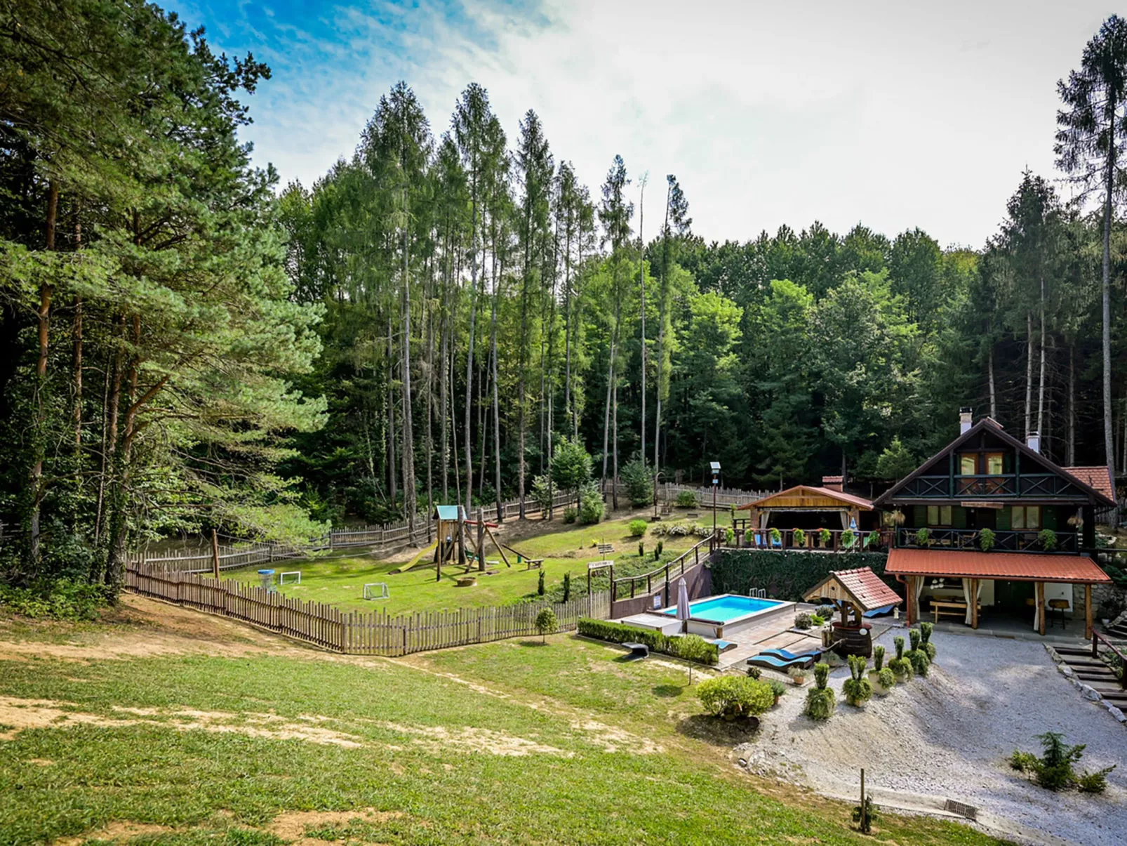 Pine Hill - Draußen