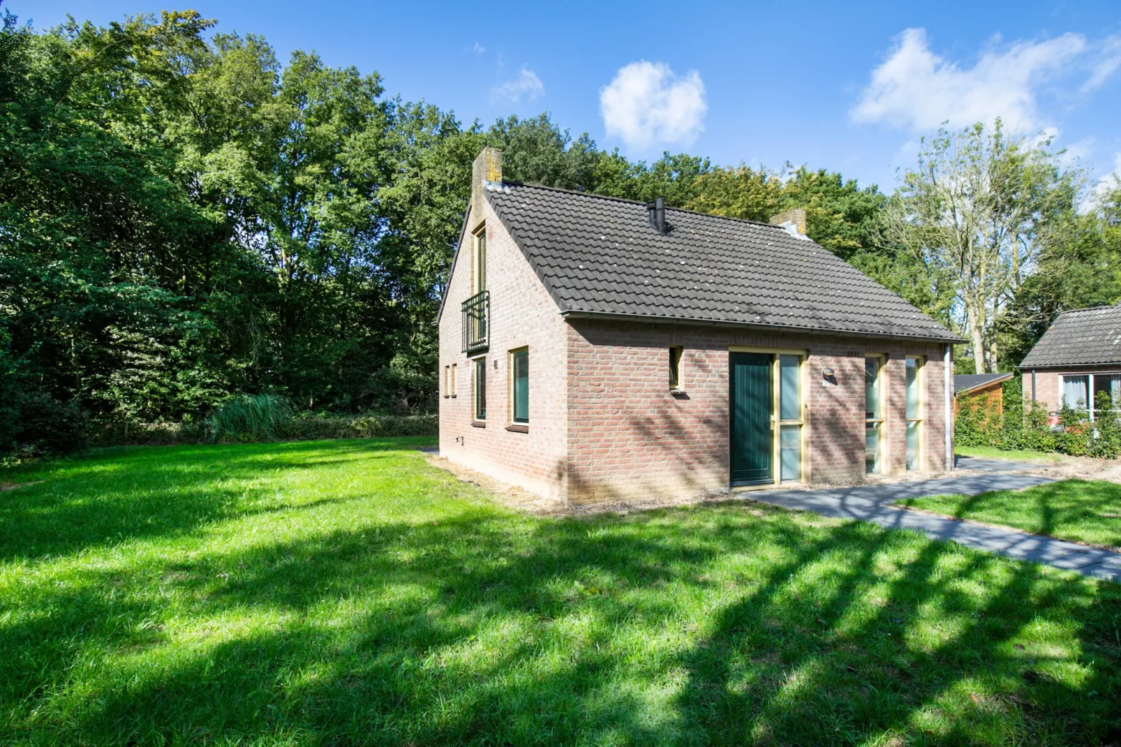 7 - Persoons Forest 217 Sauna Bungalow (copy) (copy) (copy) - Exterior in summer