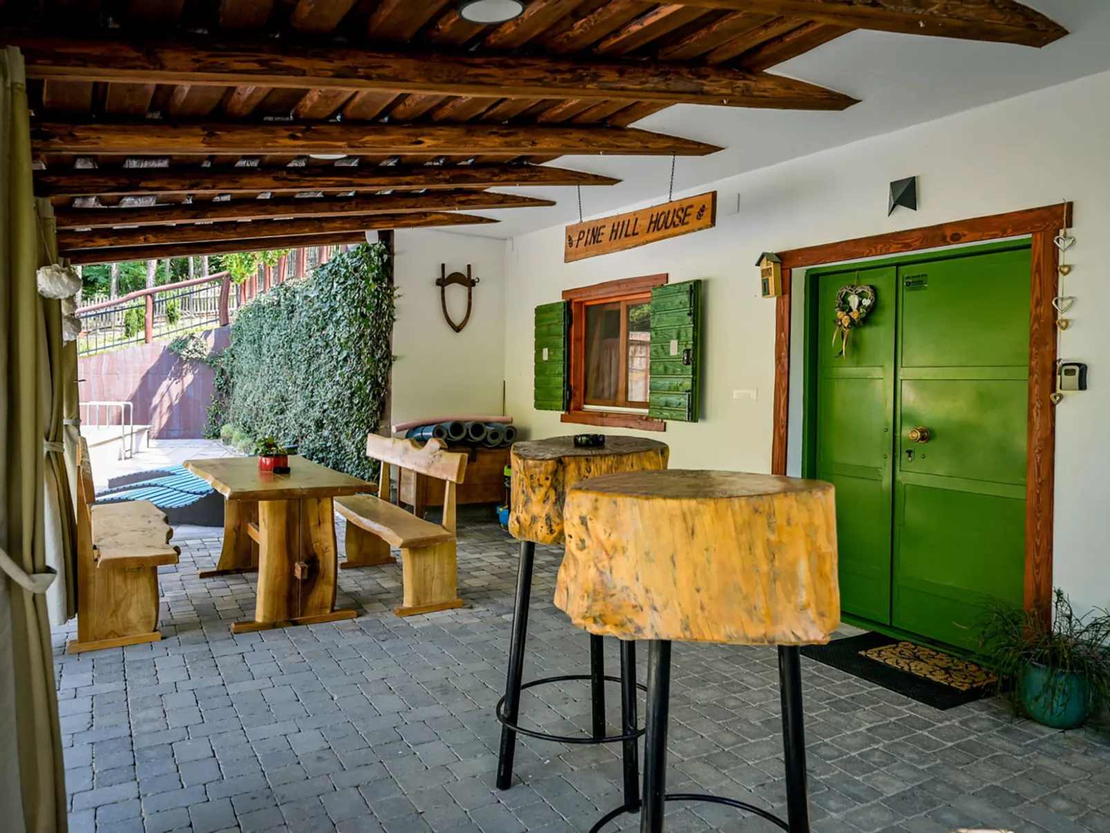 Pine Hill - Draußen