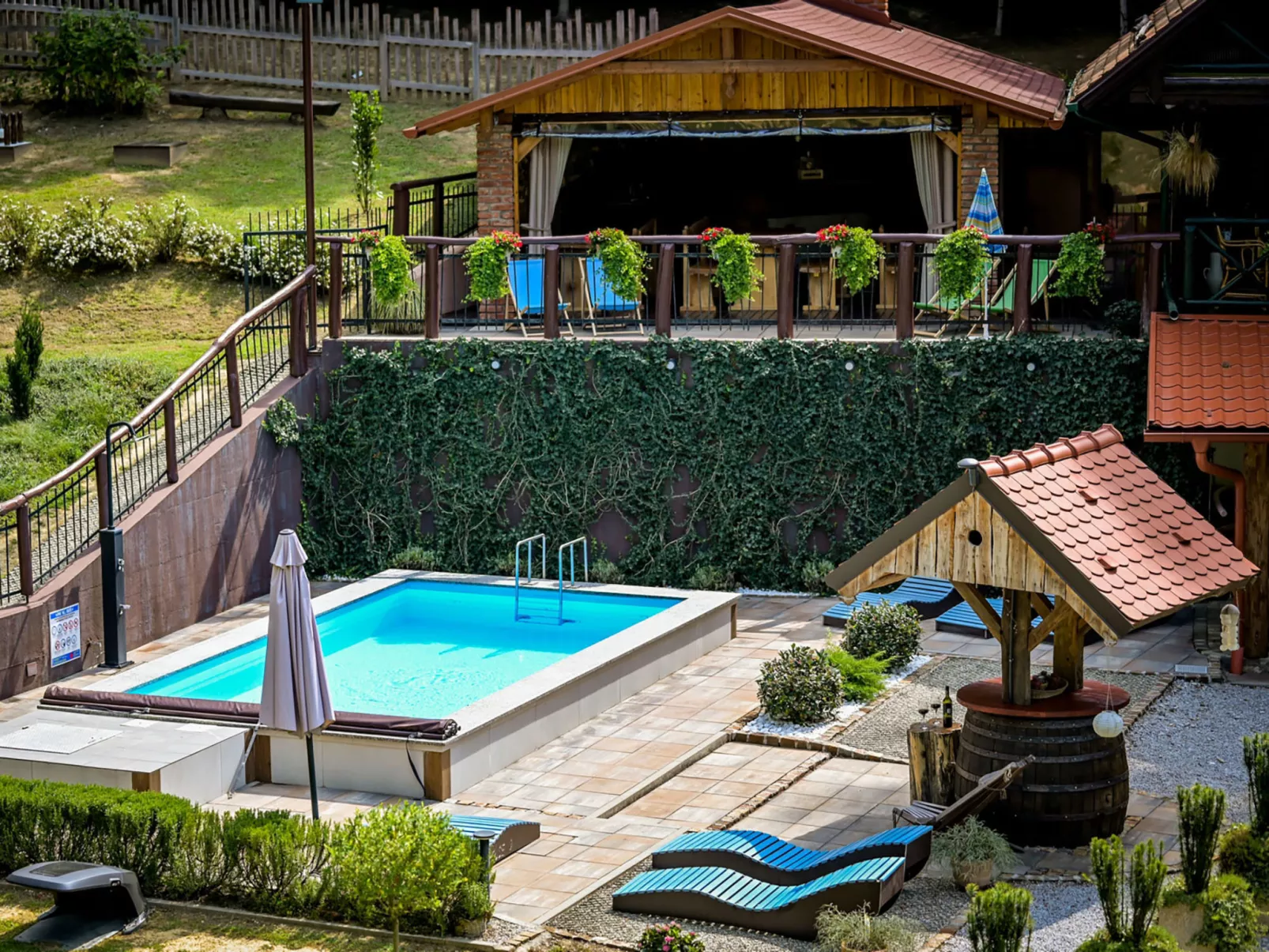 Pine Hill - Draußen