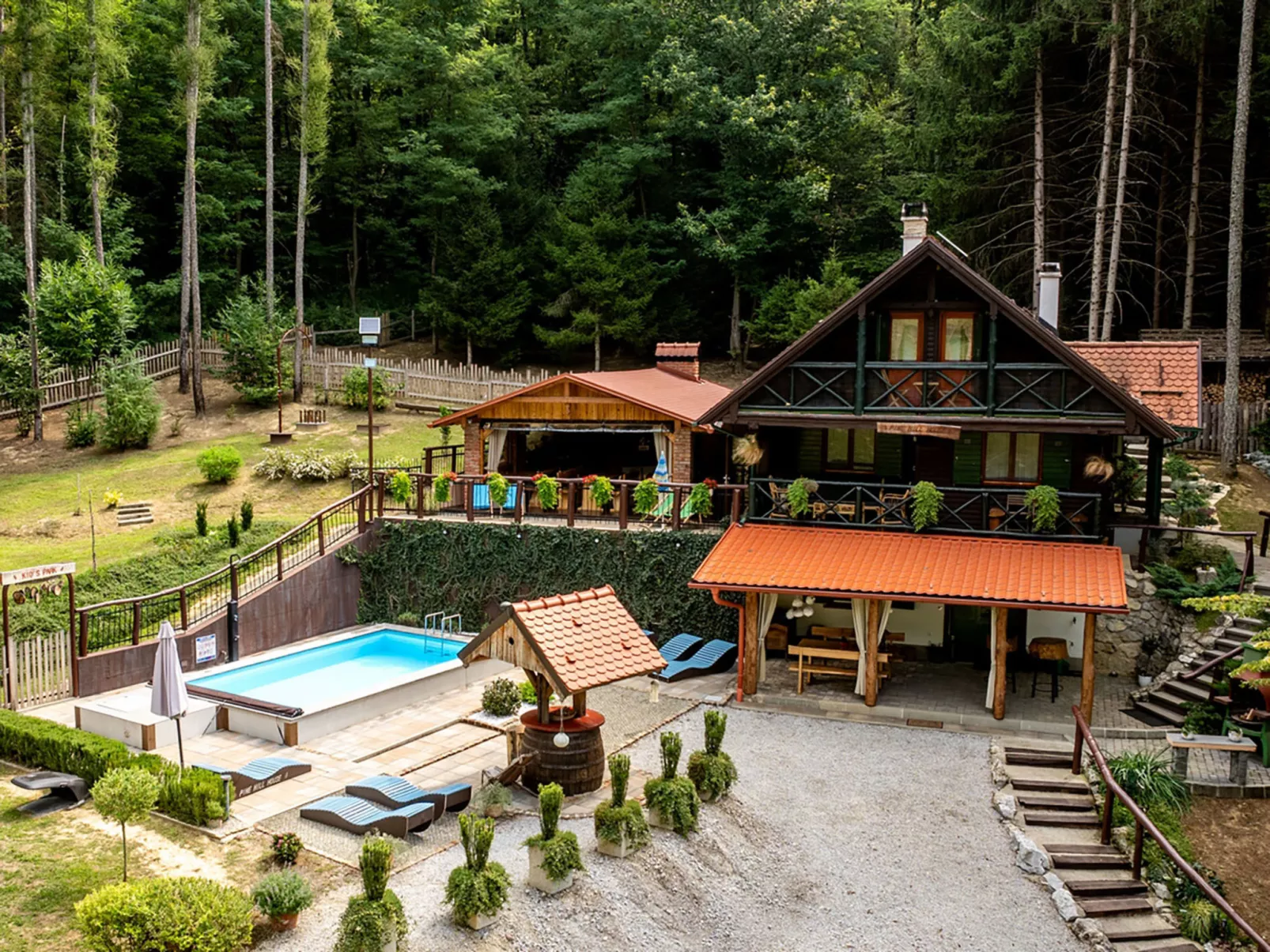 Pine Hill - Draußen