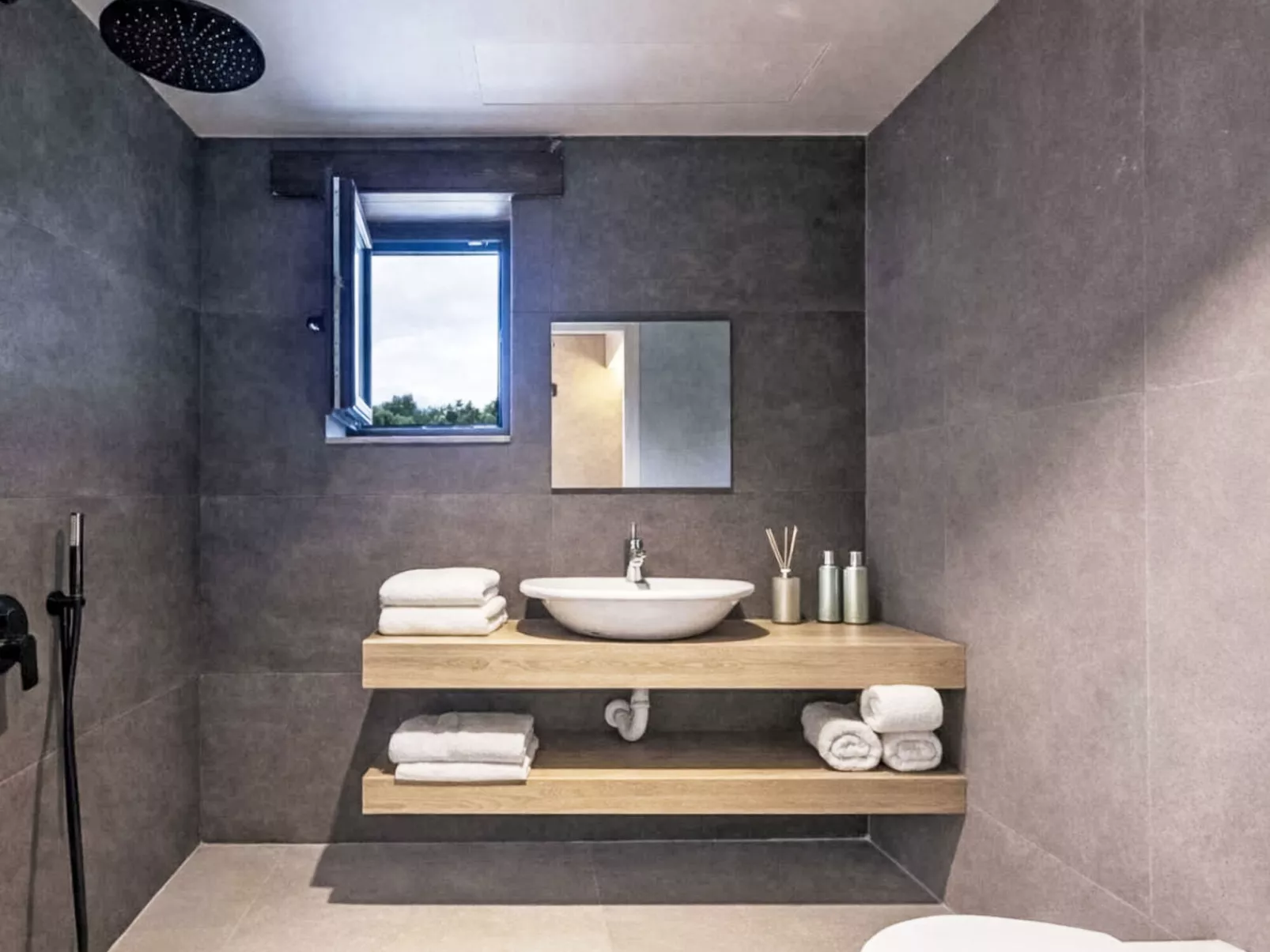 Brandneue Villa mit Meerblick, privatem Pool und Ping Pong - Dedans