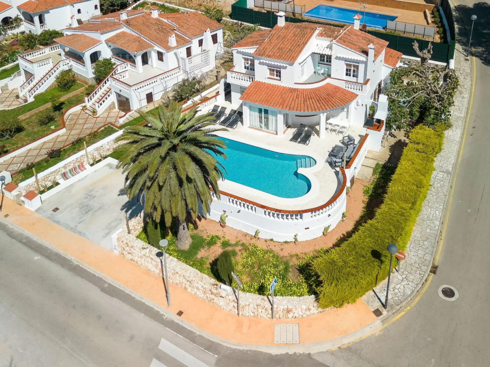 Strandnahe Villa German mit großer Poolterrasse