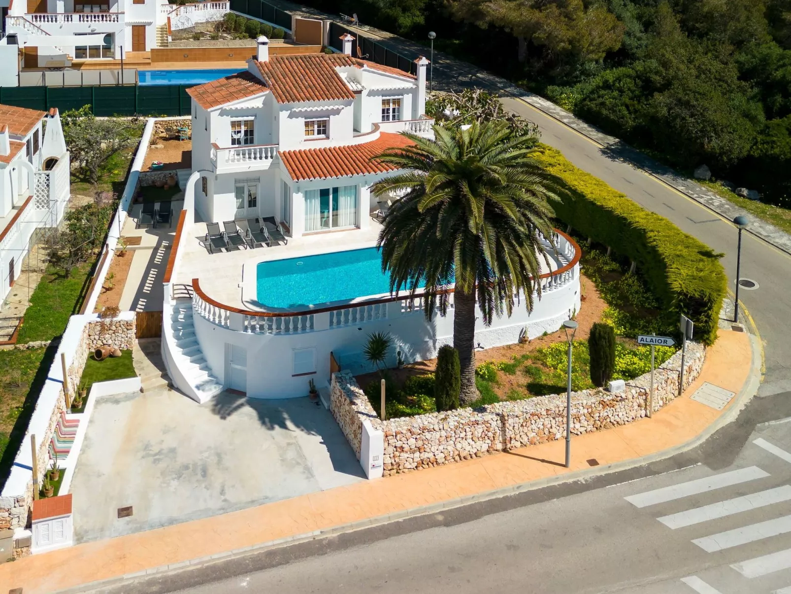 Strandnahe Villa German mit großer Poolterrasse