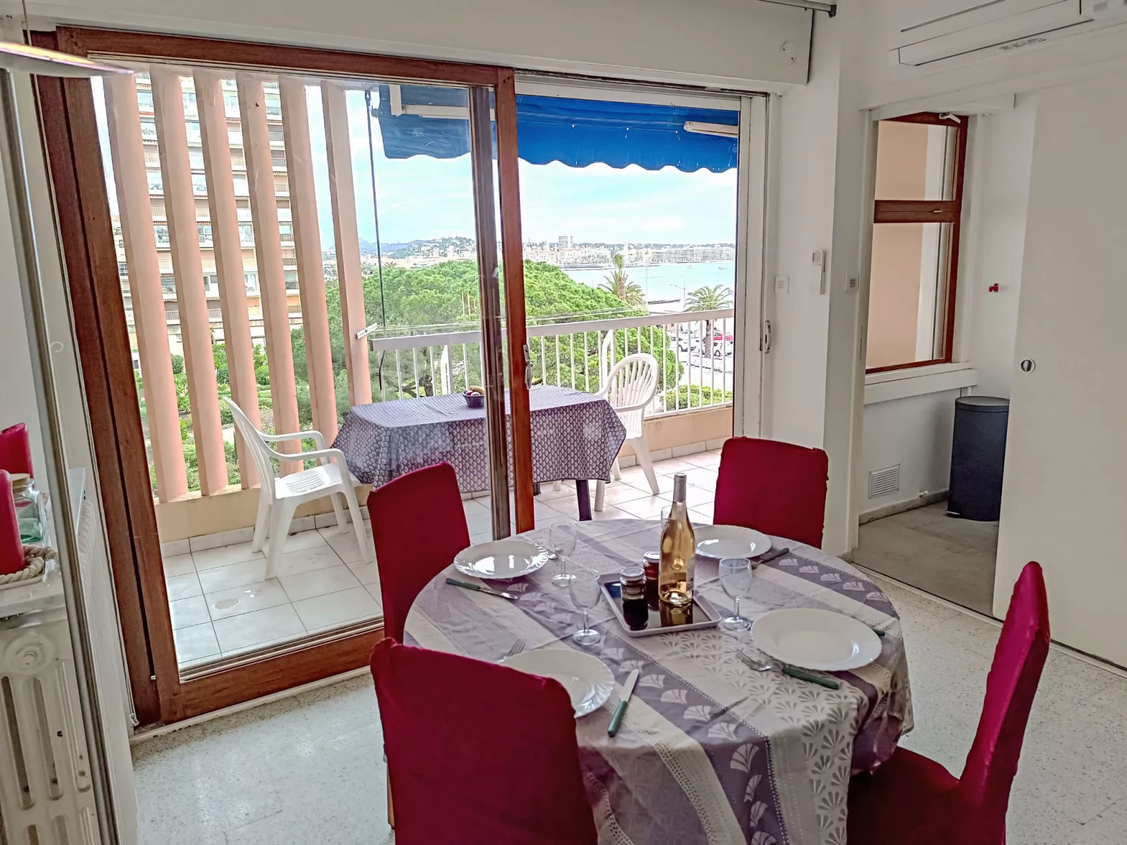 Le Méditerranée - Inside