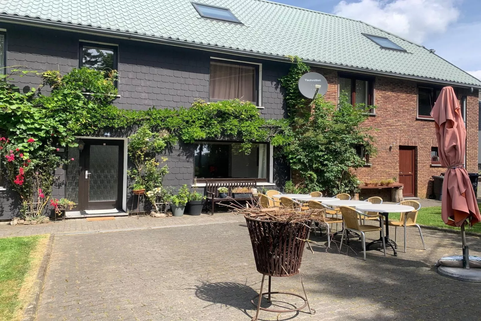 Haus Hunnenberg 2 - Exterior in summer