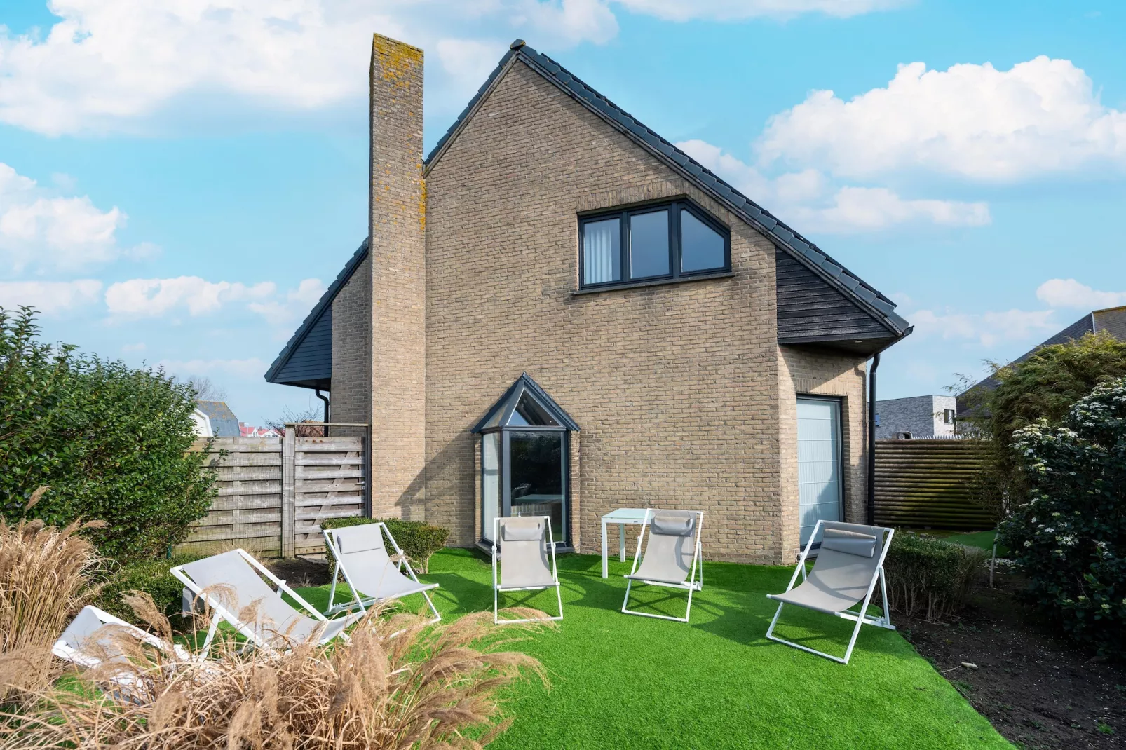 Villa Miami - Exterior in summer