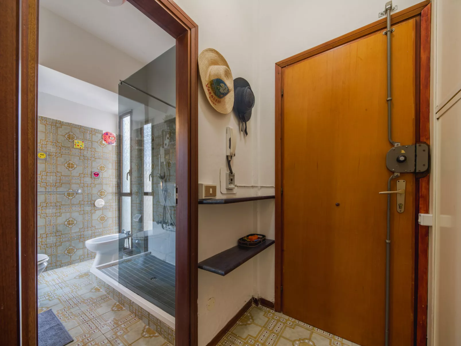 Life Tower - Drinnen