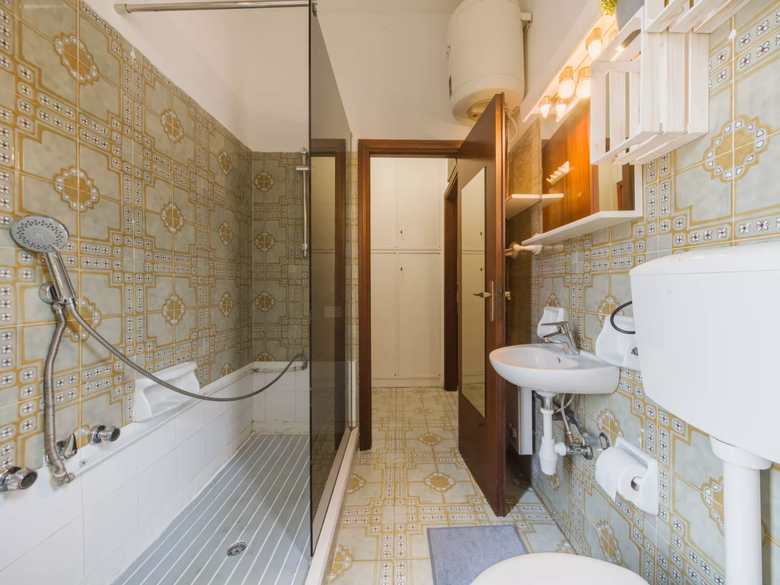 Life Tower - Drinnen