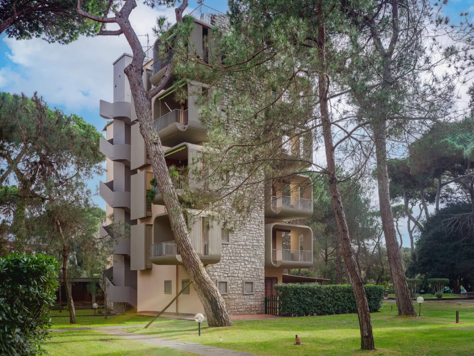 Life Tower - Draußen