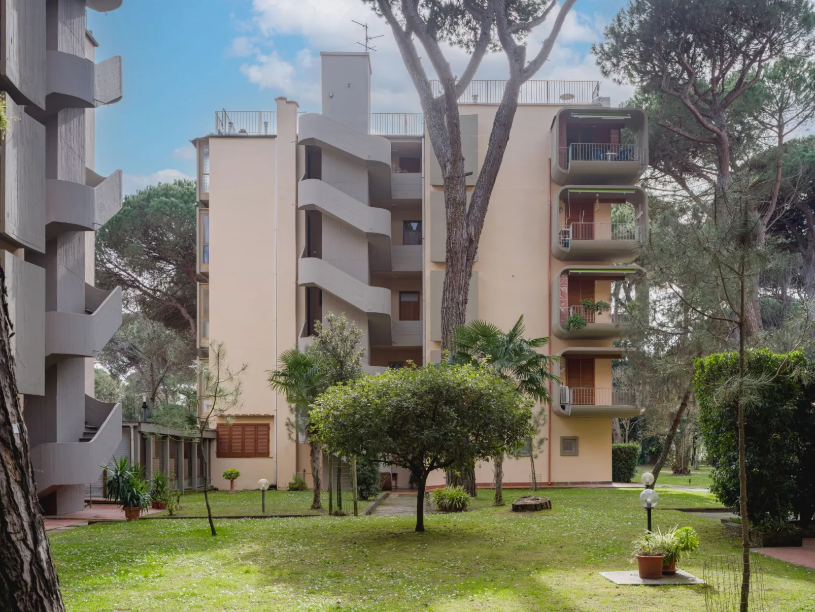 Life Tower - Draußen