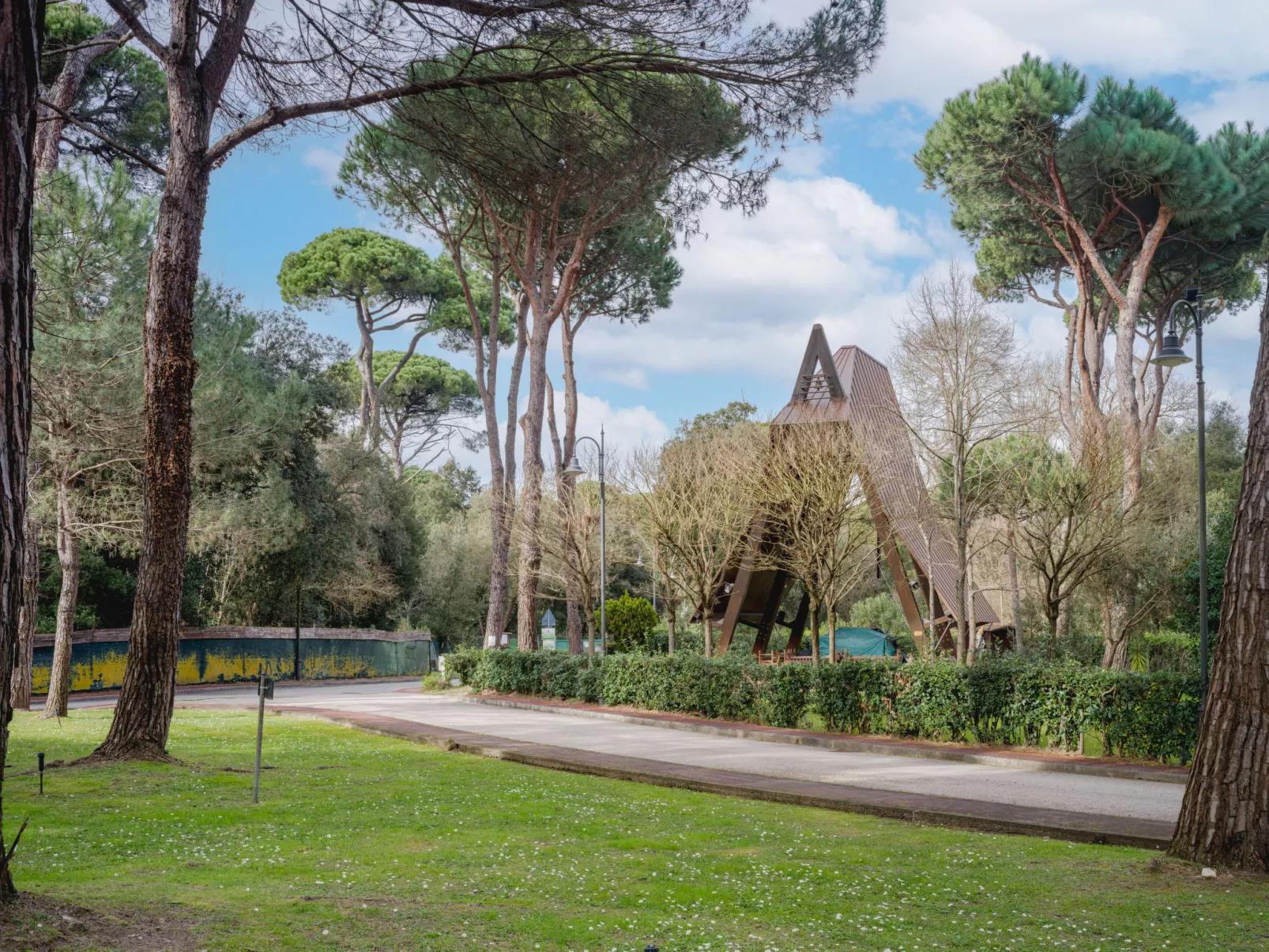 Life Tower - Draußen