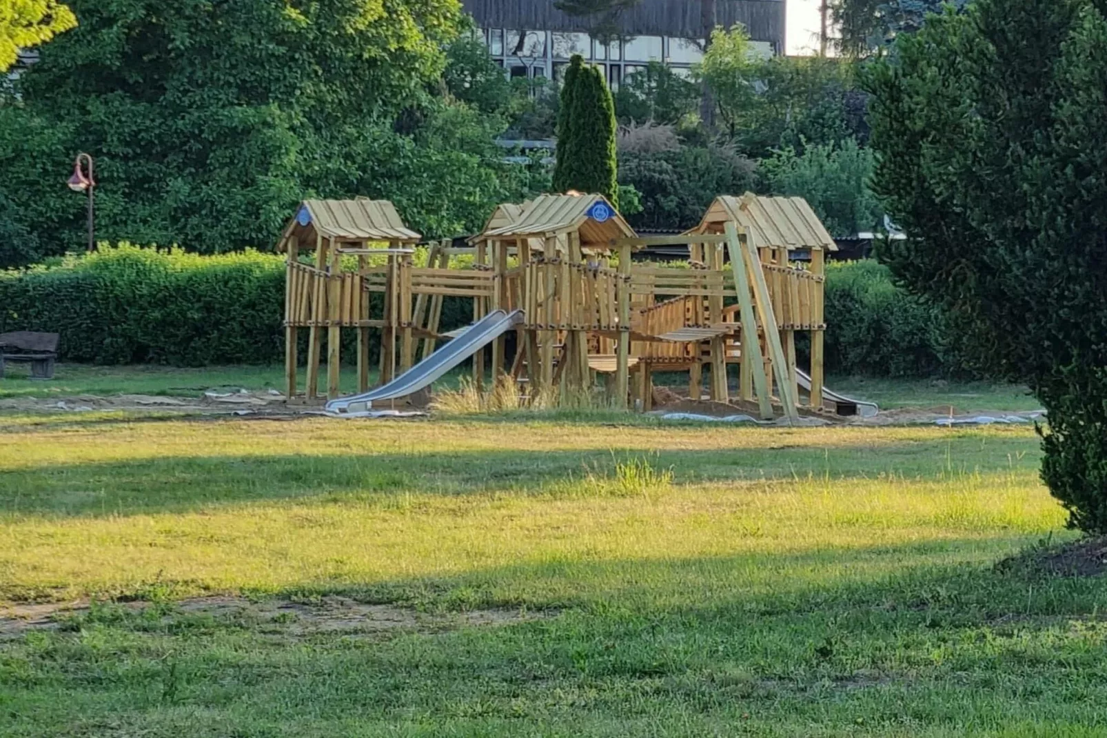 Reihenbungalow Nr 5 / Belegung 4 Personen - Garten Sommer