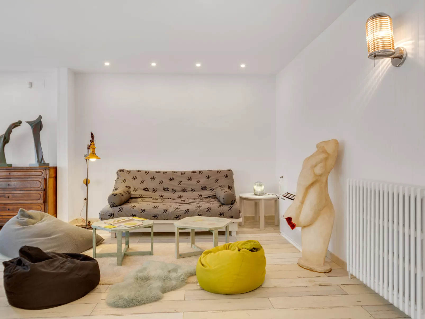 Bright & Artistic - Inside