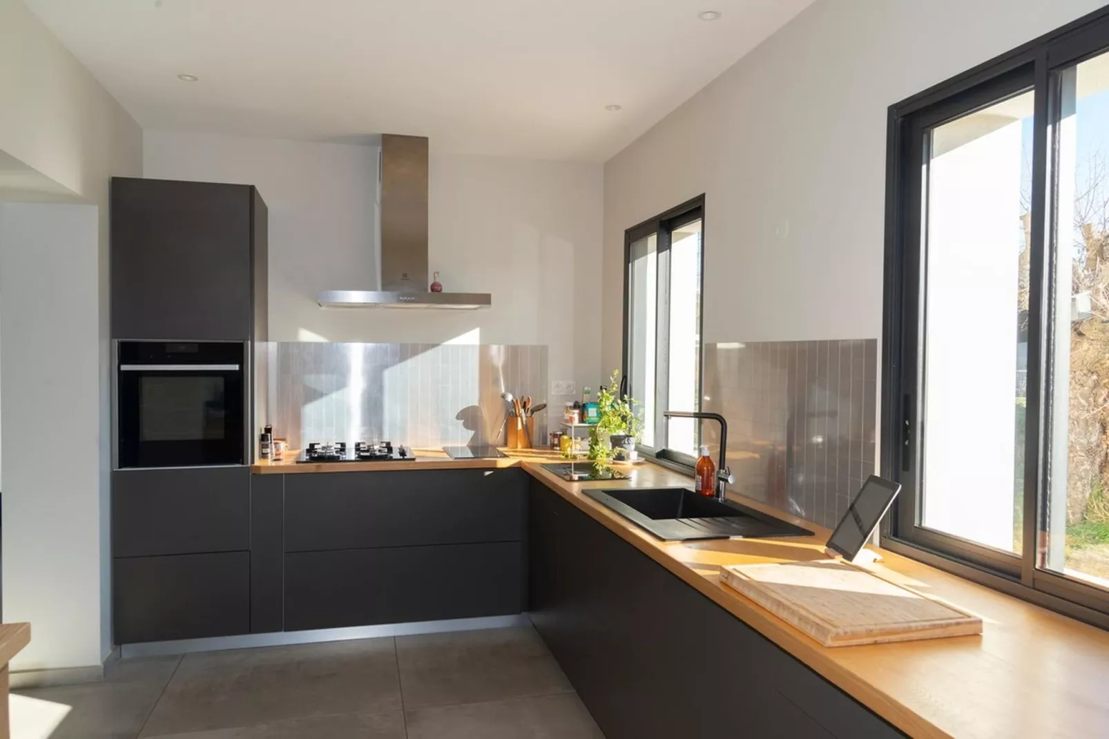 Belle maison avec piscine à débordement chauffée - Cuisine