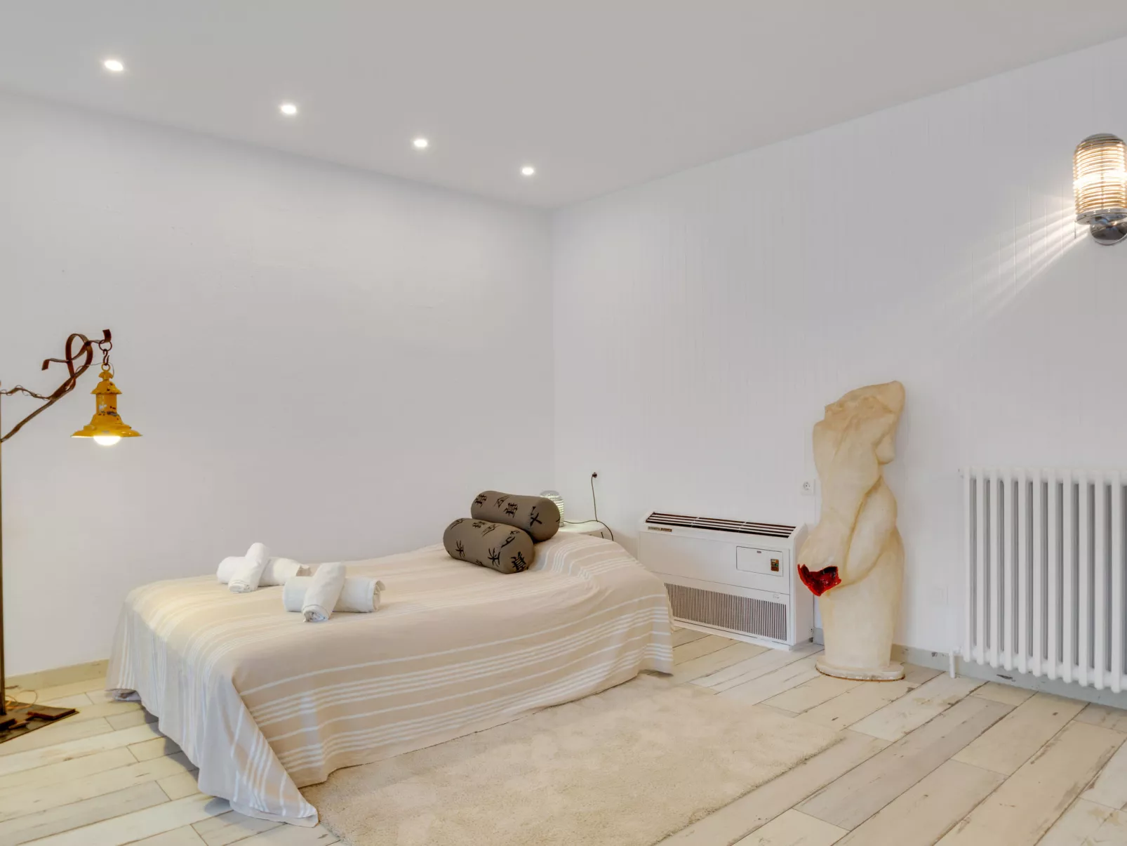 Bright & Artistic - Inside