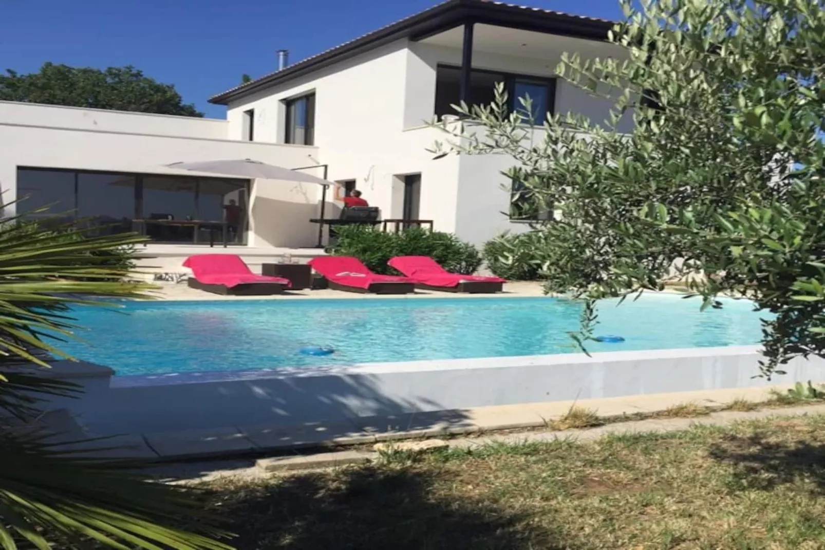 Belle maison avec piscine à débordement chauffée - Extérieur été