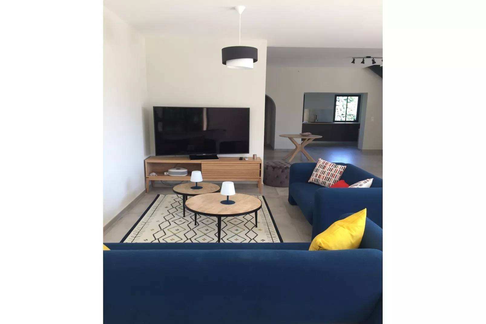 Belle maison avec piscine à débordement chauffée - Salon